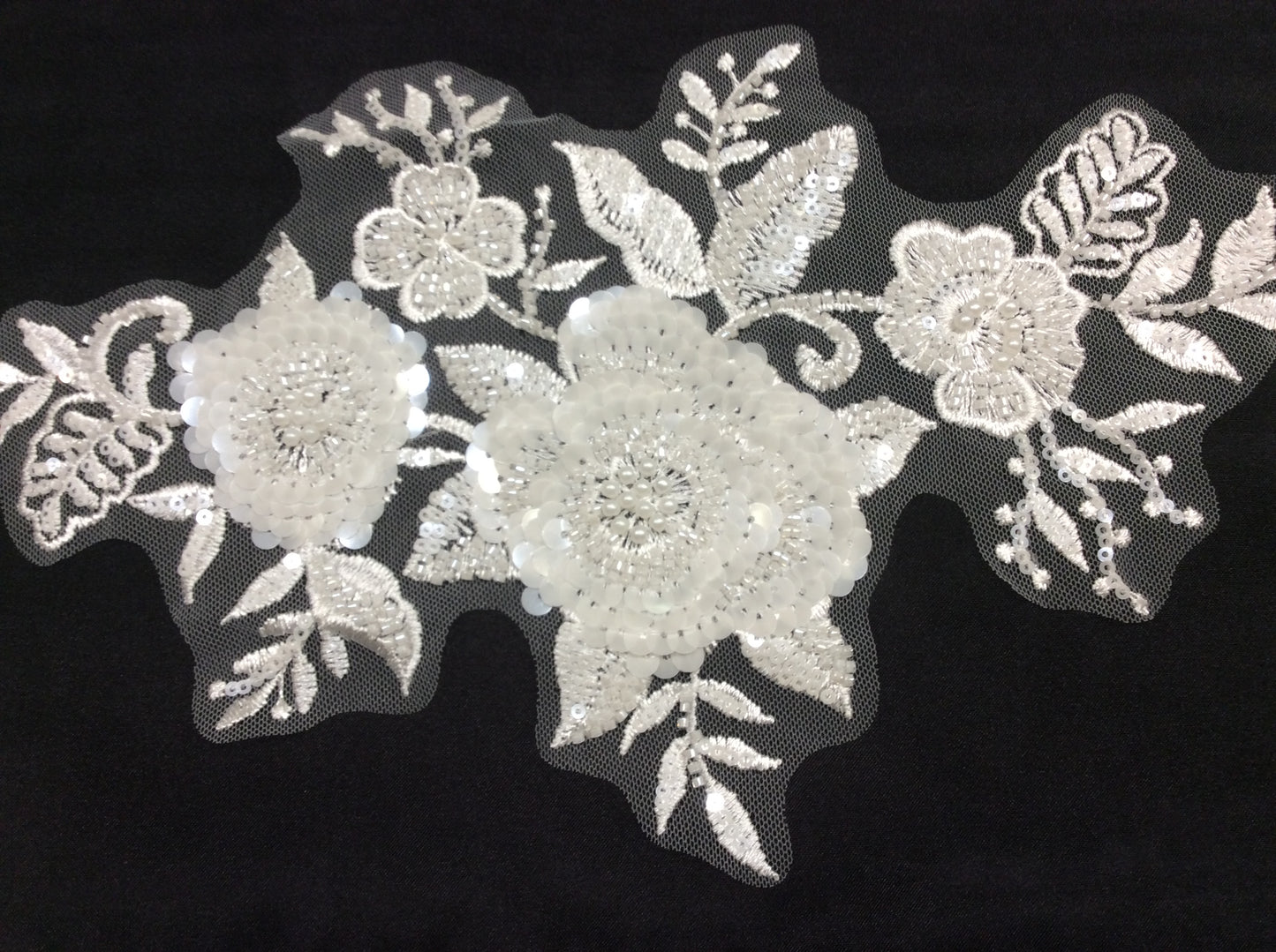 Applicazione Floreale con Corallini e Paillettes, 30 cm, Stile Elegante