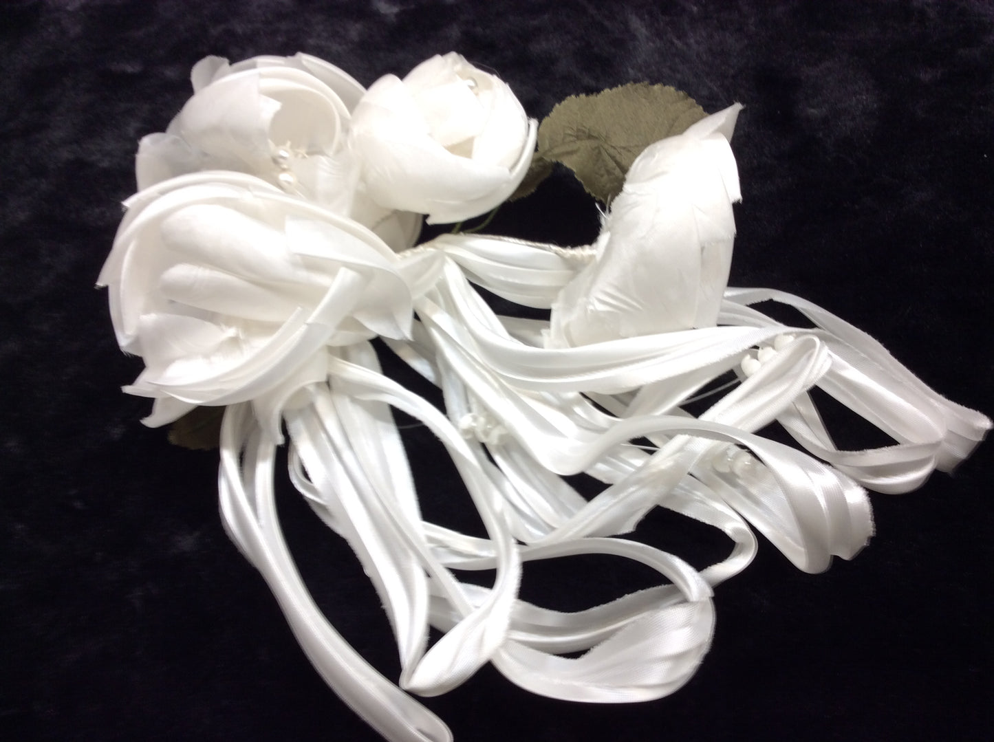 spilla tralcio fiori bianco chiaro in seta cerimonia fatta a mano cm 25