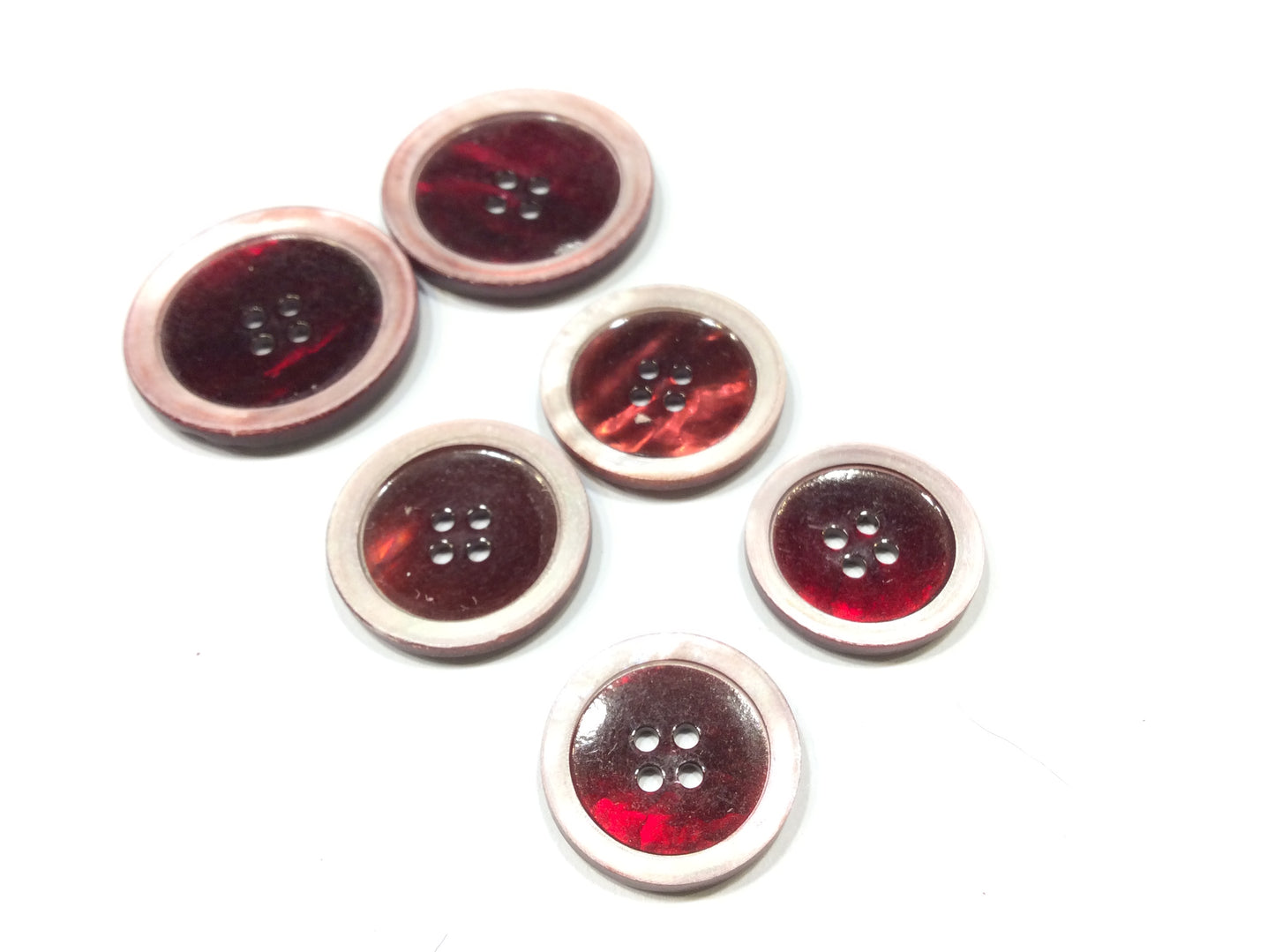 Bottone in Madreperla Bordeaux con Bordo Bianco, 4 Fori, Rotondo, Stile Elegante