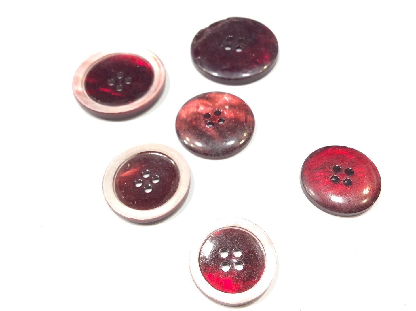 Bottone in Madreperla Bordeaux con Bordo Bianco, 4 Fori, Rotondo, Stile Elegante