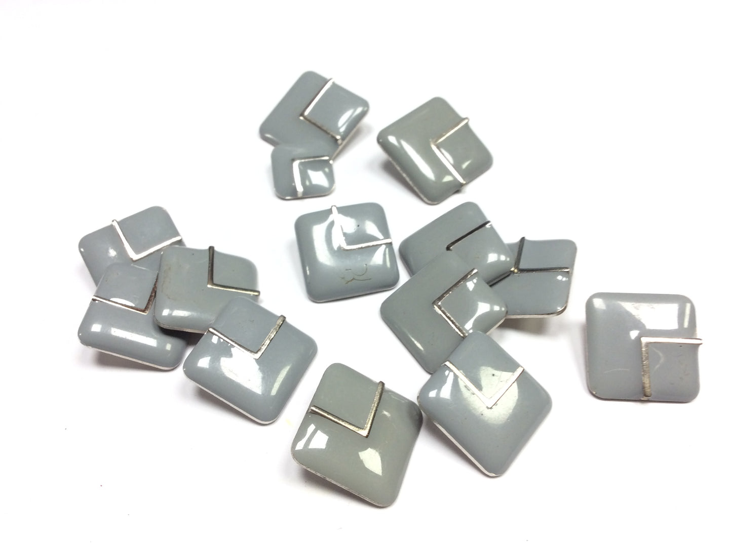 Bottoni Vintage Anni 60, Quadrati, Grigi con Dettagli Argento, Set di 17 Pezzi, Materiale Metallico Argentato con Superficie Smaltata