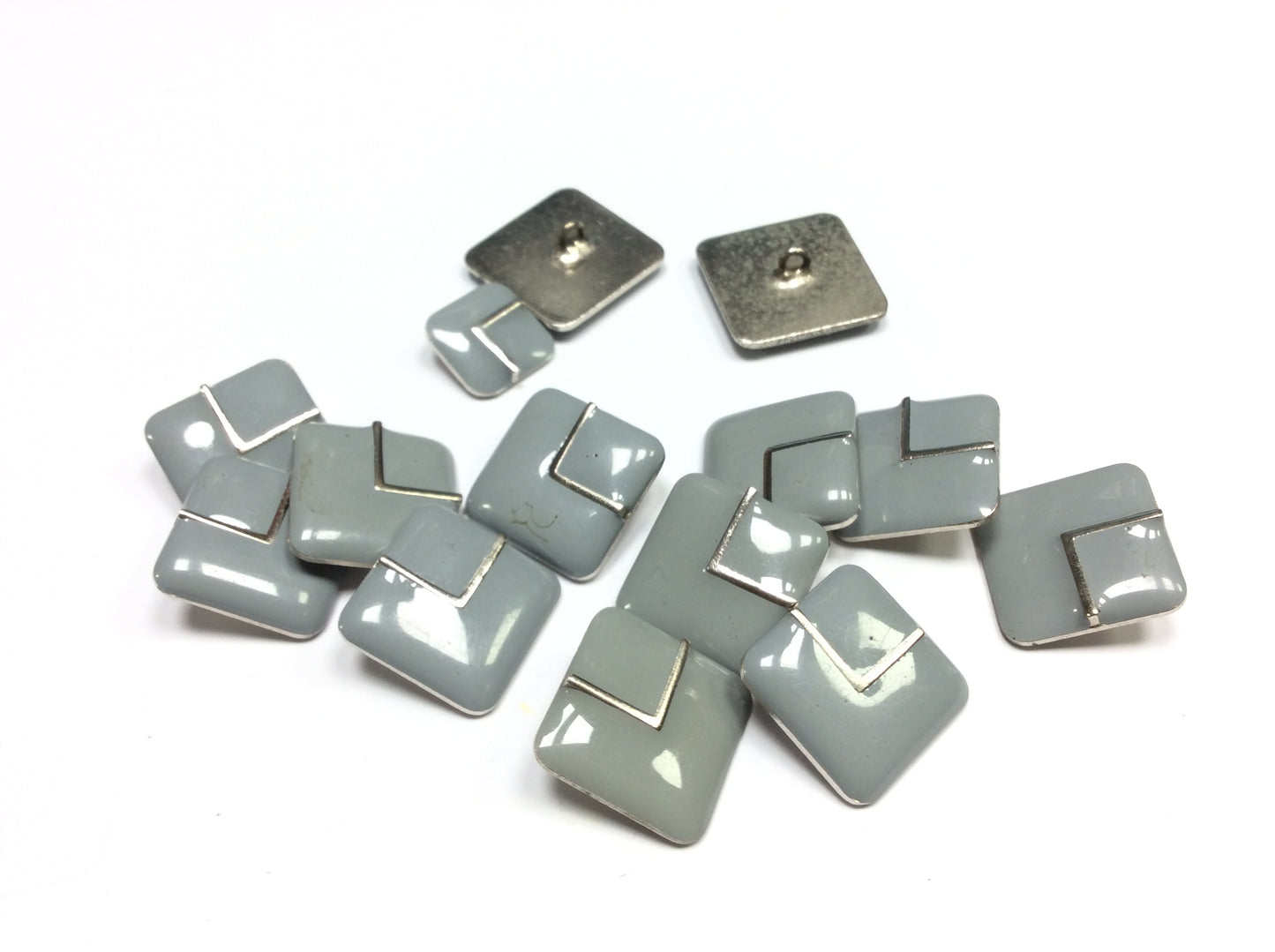Bottoni Vintage Anni 60, Quadrati, Grigi con Dettagli Argento, Set di 17 Pezzi, Materiale Metallico Argentato con Superficie Smaltata