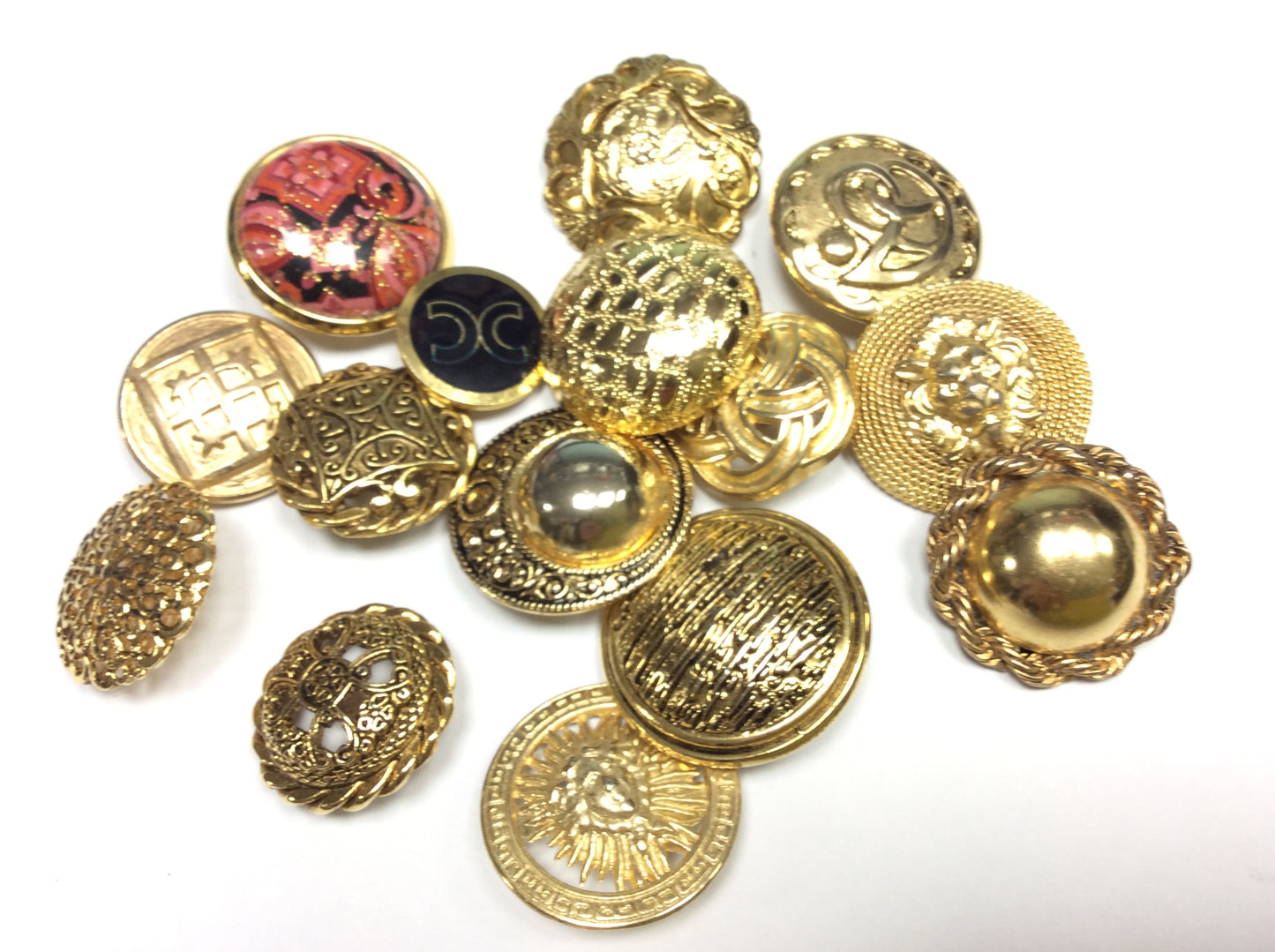 Set 20 Bottoni Gioiello Vintage  – Mix Oro e Ornamenti  "Capsule del Tempo"