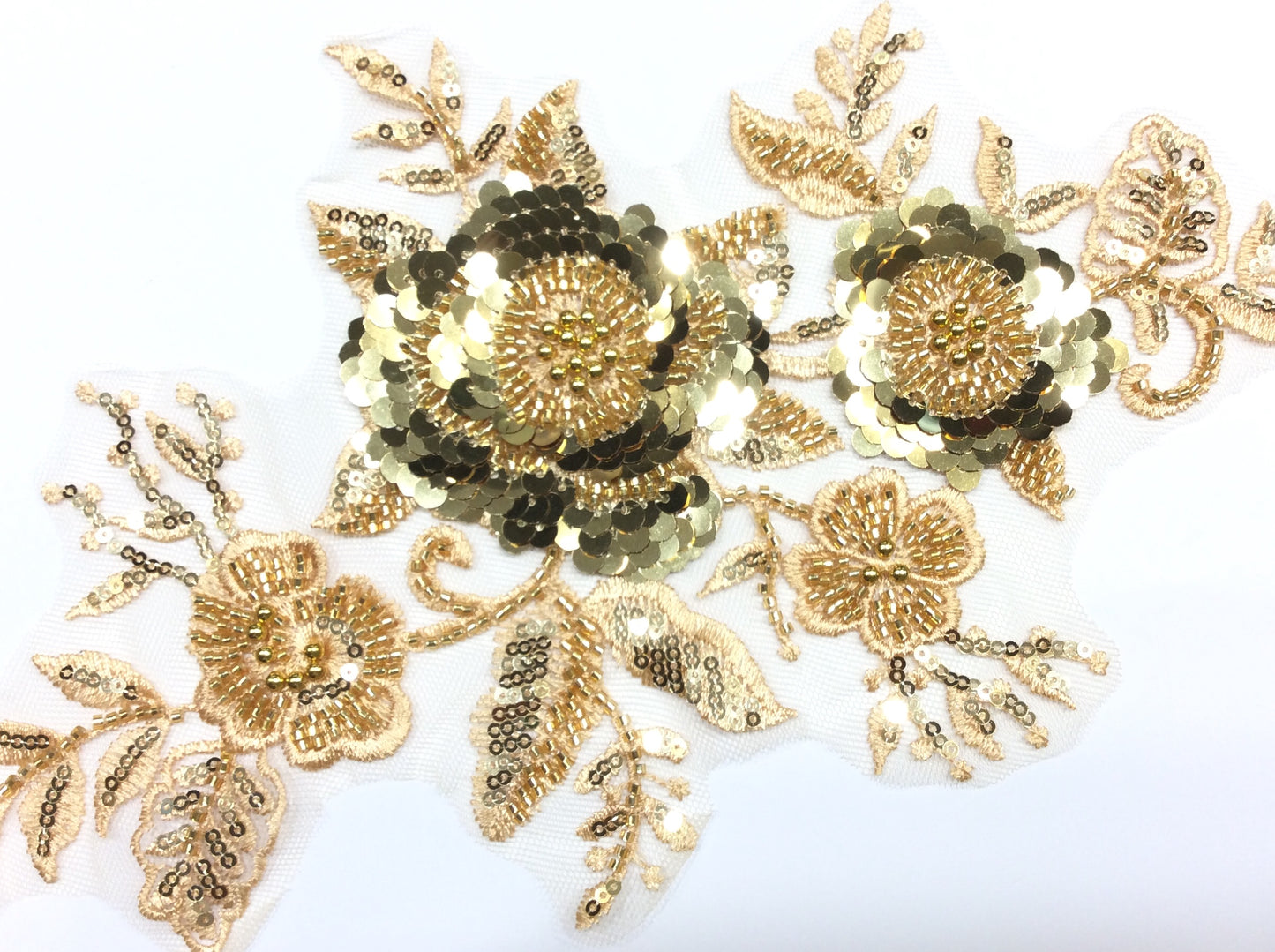 Applicazione Floreale con Corallini e Paillettes,  30 cm, Stile Elegante