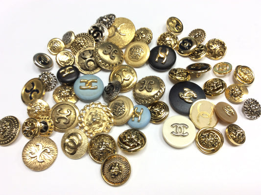 Mega Lotto 50 Bottoni Vintage Designer Style – Mix Iconico Oro e Loghi