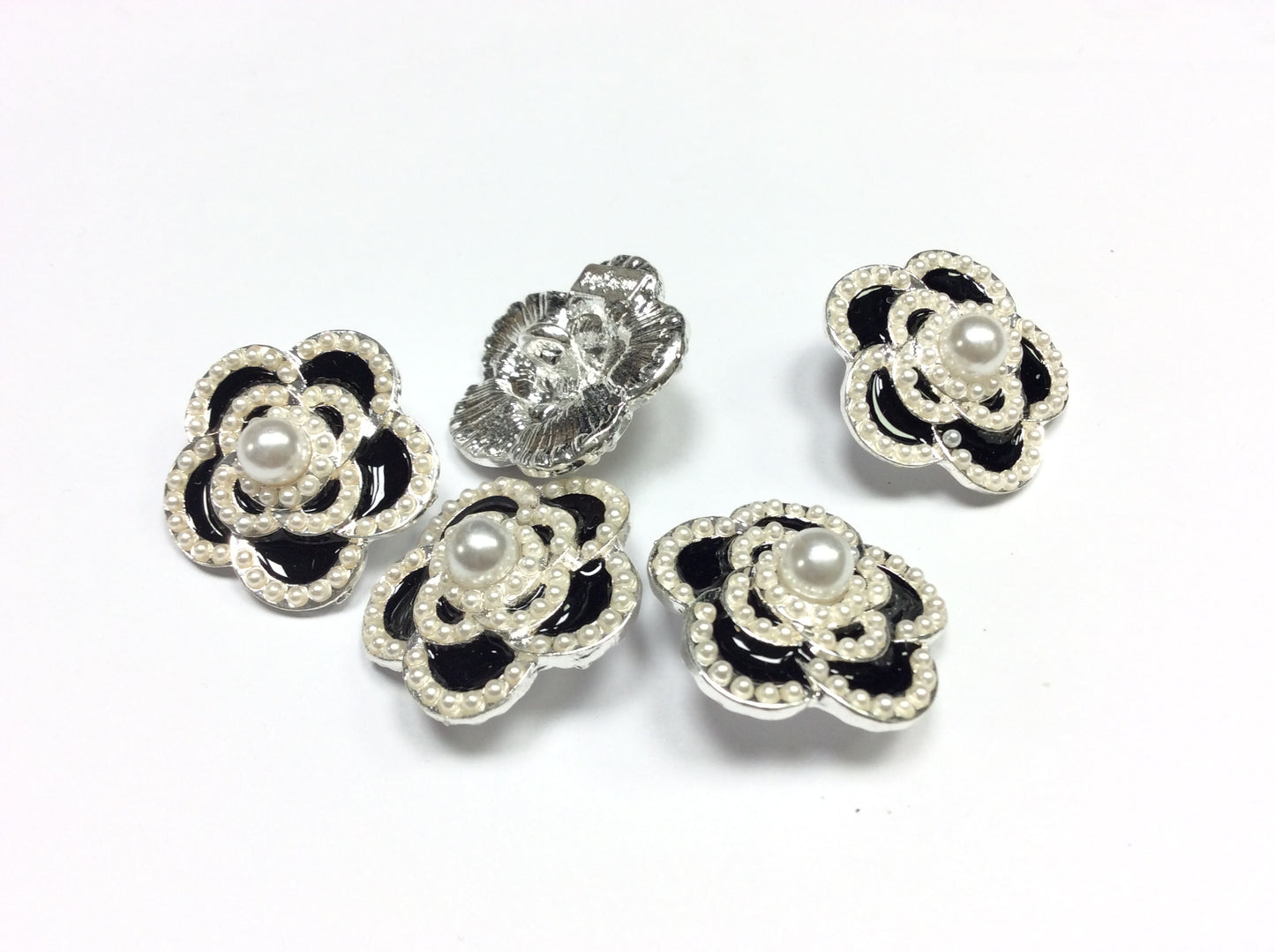 Bottoni a Fiore con Perla Centrale, Smalto Nero e Argento, 20mm, Set da 5 Pezzi