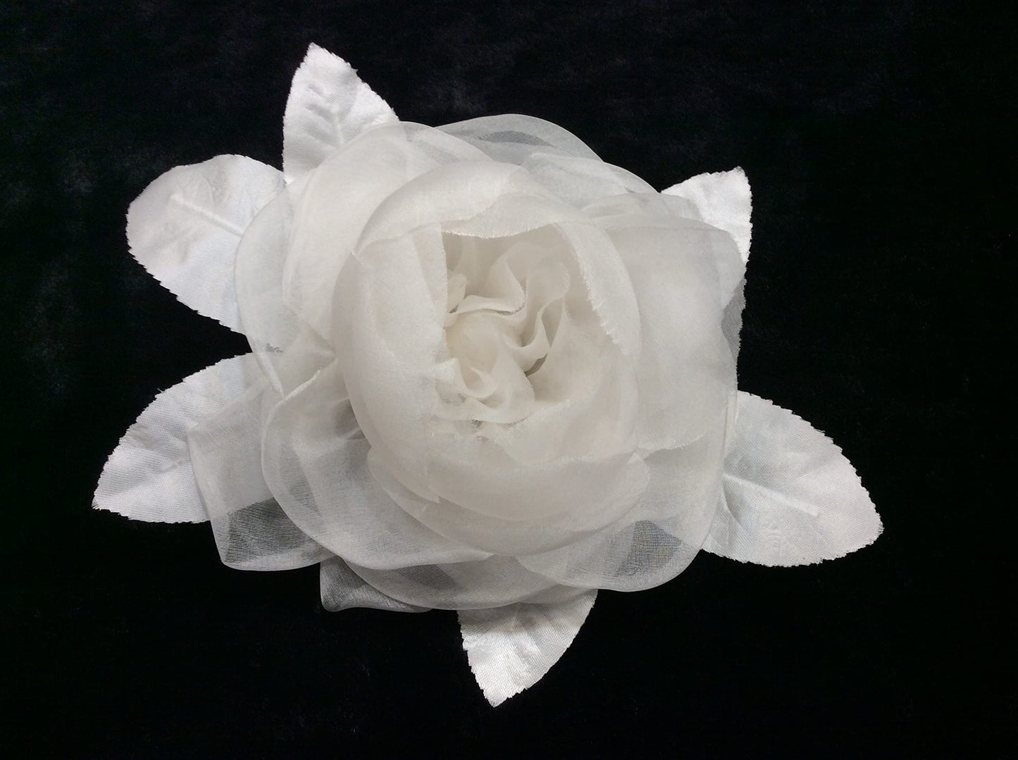 spilla fiore peonia bianca in seta cerimonia fatta a mano