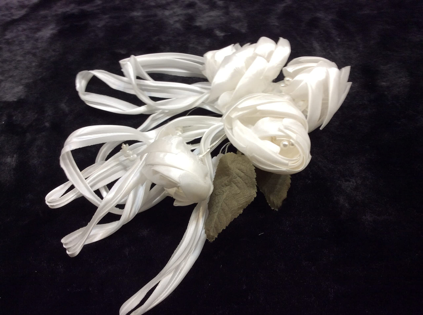 spilla tralcio fiori bianco chiaro in seta cerimonia fatta a mano cm 25