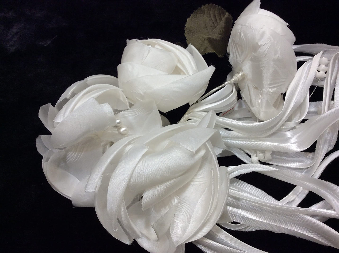 spilla tralcio fiori bianco chiaro in seta cerimonia fatta a mano cm 25